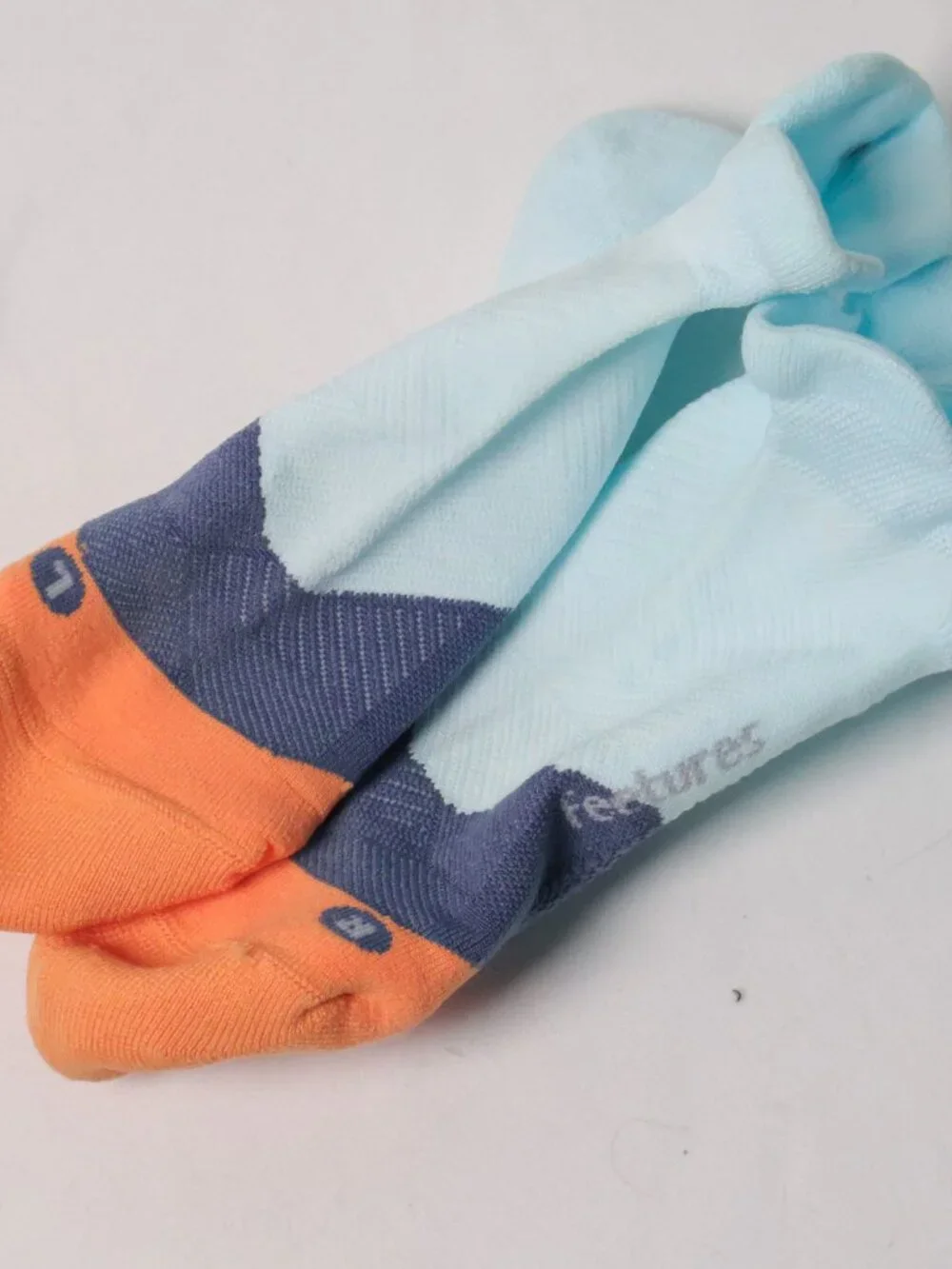 [Size M] Feetures Ankle Socks Thick Tab Running Sock